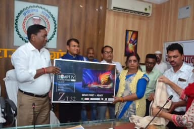 राजनांदगांव: कलेक्ट्रेट सभाकक्ष में आंगनबाड़ी केन्द्रों में बच्चों की शिक्षा के लिए अधिकारियों ने कलेक्टर को स्मार्ट टीवी किया दान