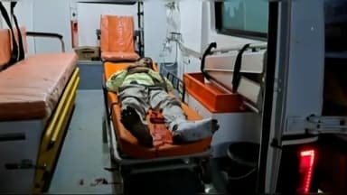 शिवपुरी: नरवर तिराहा पर बस ने ऑटो में पीछे से मारी टक्कर, तीन युवक घायल