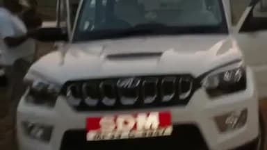 शिवपुरी: बड़ौरा की घटना में आरोपी के घर ग्राम पंचायत रहरगवा के द्वारा की गई बुलडोजर चलाने की कार्रवाई: करैरा SDM शुक्ला