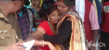 दारू: इरगा चौक पर अनियंत्रित कार ने सड़क किनारे खड़े ट्रैक्टर में मारी टक्कर, एक महिला व एक बच्चा हुआ घायल