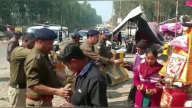 हरिद्वार: पुलिस प्रशासन की ओर से कांवड़ियों को चंडी घाट पुल से आगे खाने-पीने की सामग्री की गई वितरित