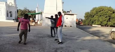 जिला पंचायत क्षेत्र के चेटुवा पूरी धाम के आंगन और सड़क निर्माण के सीमेंटीकरण का किया निरीक्षण।