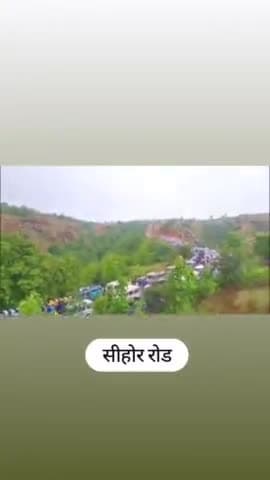 #भोपाल - #इंदौर का हाईवे जाम हो गया.. सिहोर के कुबेरेश्वर में कथावाचक प्रदीप मिश्रा से चमत्कारी रुद्राक्ष लेने लाखों लोग