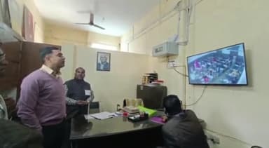 बलरामपुर: जिलाधिकारी ने यूपी बोर्ड परीक्षा के MPP इंटर कॉलेज केंद्र का किया निरीक्षण, CCTV मॉनिटरिंग का दिया निर्देश