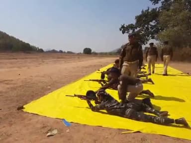 सिमडेगा: एसपी के निर्देश पर खिजरी फायरिंग रेंज में पुलिस के जवान कर रहे फायरिंग का अभ्यास