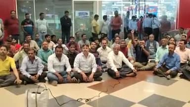 देवघर: देवघर में लगातार तीसरे दिन झारखण्ड राज्य कृषि पशुधन विधेयक के विरोध में दुकानदारों ने स्मार्ट बाजार को कराया बंद