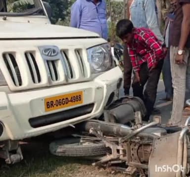 सरैया: जगरिया चौक के पास अनियंत्रित बोलेरो की ठोकर से बाइक सवार एक युवक हुआ जख्मी