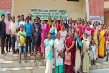 गोलमुरी-सह-जुगसलाई: पांचवी अनुसूची को दरकिनार कर जमशेदपुर अंचल में जमीन का हो रहा खेल, ग्राम प्रधान के नेतृत्व में सीओ ऑफिस पर प्रदर्शन