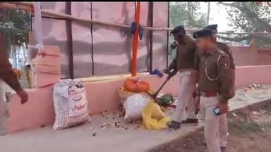 बेतिया: सागर पोखर स्थित मनोकामना शिव मंदिर परिसर में डॉग स्क्वायड, बम स्क्वायड एवं मेटल डिटेक्टर से की जा रही है सख्त जांच