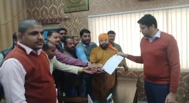 नवाबगंज: बाराबंकी में मीडिया संस्थानों पर हुई कार्यवाही को लेकर पत्रकारों ने जिलाधिकारी को सौंपा ज्ञापन।