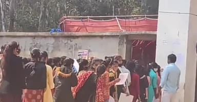 दुल्हिन बाज़ार: मैट्रिक परीक्षा को लेकर दुल्हिन बाजार में बनाये गए परीक्षा केंद्रों में कुल 47 परीक्षार्थी रही अनुपस्थित