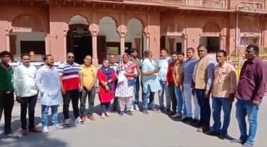 बीकानेर: नगर निगम में स्थाई आयुक्त लगाने की मांग को लेकर जिला कलेक्ट्रेट में कलेक्टर से मिले कांग्रेसी पार्षद