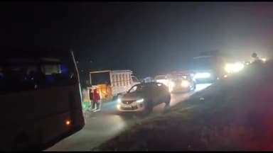 धनौरा: गजरौला नेशनल हाईवे किनारे स्थित गांव शाहबाजपुर डोर के पास वनवे होने के कारण लगा भयंकर जाम पहुंची पुलिस