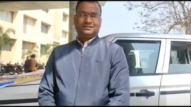 हज़ारीबाग: समाहरणालय भवन में मुख्यमंत्री रोजगार सृजन योजना के तहत दो लोगो को उपायुक्त बोलेरो वितरण किया गया।