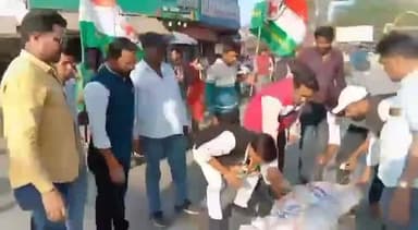 सागर नगर: युवक कांग्रेस के कार्यकर्ताओं ने रजाखेड़ी से मकरोनिया चौराहे तक भाजपा के विकास यात्रा का निकाला अर्थी जुलूस