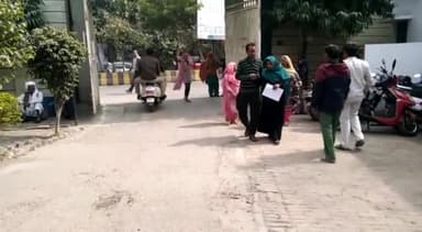 मेरठ: जाकिर कॉलोनी में गर्भवती महिला के साथ मारपीट के मामले में पीड़िता ने एसएसपी ऑफिस में एसएसपी से की शिकायत