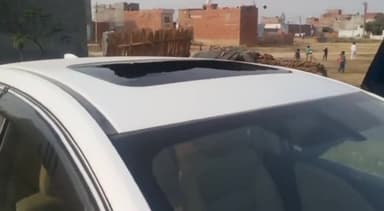 मेरठ: शौकीन गार्डन में व्यक्ति की गाड़ी पर महिलाओं ने बोला हमला किया पथराव व्यक्ति के साथ मारपीट