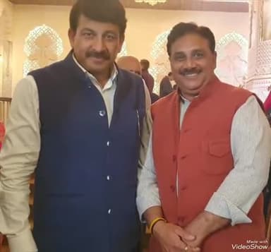 भोजपुरी स्टार एवं दिल्ली के भाजपा सांसद मनोज तिवारी से आन्या यादव व कियारा यादव के साथ आत्मीय मुलाकात हुई:सतीश खोला