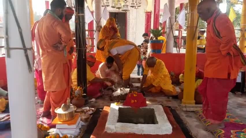 बिंदकी: अरणी मंथन के साथ मंत्रोच्चारण द्वारा प्रकट हुई अग्नि,परिक्रमा शुरू
#देवमई ब्लाक के #मुसाफा ग्राम में #बूढ़ेनाथ मंदिर में