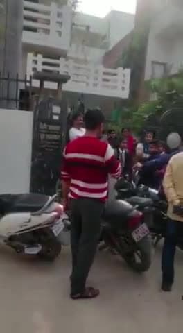 प्रतापगढ़: शिवजीपुरम मोहल्ले में नशा करके ड्राइवर चला रहा था स्कूली बस,बच्चो को बैठाने से परिजनो ने किया इंकार।किया मामले की शिकायत