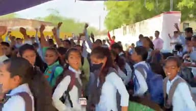 #राजनीति_की_भेंट_चढ़ी_शिक्षा
राजकीय माध्यमिक विद्यालय नांद के शारीरिक शिक्षक जैसाराम जी को A.P.O.करने के मामले में छात्र-छात्राओं का दुसरे दिन भी धरना-प्रदर्शन जारी लेकिन प्रशासन के कान पिछे जूं तक नहीं रेंग रही।
#barmer