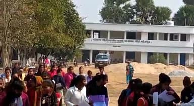 पीरो: एमजी कॉलेज परीक्षा केंद्र लहराबाद में वीक्षको ने की परीक्षार्थियों की सघन चेकिंग, चिट पुर्जे हुए बरामद