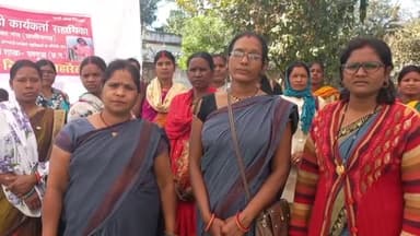 अंबिकापुर: प्रदेश सरकार के 48 घंटे अल्टीमेटम केबाद भी आंगनबाड़ी कार्यकर्ता एवं सहायिकाएं धरने पर बैठी हुई है हड़ताल का आज 25 वा दिन