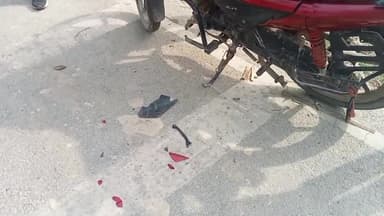 बीसलपुर: घुरी पट्टी चौराहे के निकट दो बाइकों के बीच हुई भिड़ंत, एक बाइक सवार घायल