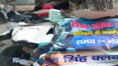 रूड़की: ढंडेरी गांव के पास जल लेने जा रहे श्रद्धालुओं की कार ने ट्रक में मारी टक्कर, 2 लोगों की मौके पर हुई मौत व एक घायल