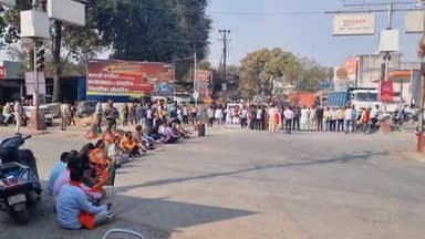 अंबिकापुर: 1 महीने में 4 भाजपा नेताओं की हत्या को लेकर अंबेडकर चौक पर चक्का जाम कर BJP कार्यकर्ताओं ने किया विरोध प्रदर्शन