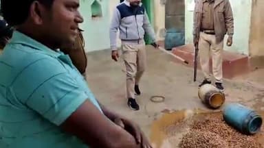 देवघर: उत्पाद विभाग की टीम ने मोहनपुर व नगर थाना क्षेत्र से छापेमारी कर 30 लीटर अवैध चुलाई शराब व 140 किलो जावा महुआ की बरामद