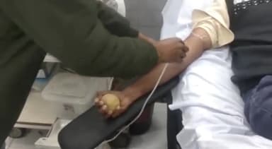 नवाबगंज: जिला अस्पताल स्थित ब्लड बैंक में भारतीय किसान यूनियन टिकैत के कार्यकर्ताओं ने किया रक्तदान