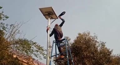 नवाबगंज: बगला बाजार चौराहा अब सोलर लाइटों से चमकेगा, पंडित दीनदयाल उपाध्याय योजना के तहत 10 सोलर लाइटों को किया जा रहा स्थापित