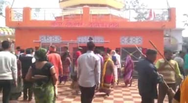 आंवला: महाशिवरात्रि पर गुलडिया व अन्य शिवालयों में हजारों श्रद्धालुओं ने किया भगवान भोलेनाथ का जलाभिषेक