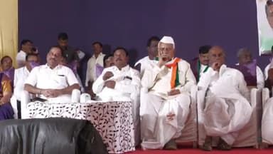 ಗದಗ: ನಗರದ ಕೆ ಎಚ್ ಪಾಟೀಲ್ ಸಭಾಭವನದಲ್ಲಿ ಗೃಹಲಕ್ಷ್ಮೀ ಗ್ಯಾರಂಟಿ ಕಾರ್ಡ್ ವಿತರಣೆ