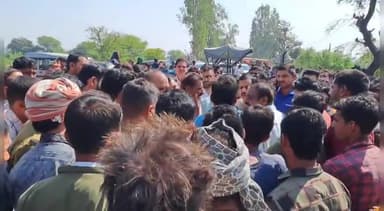 खुरई: युवक द्वारा आत्महत्या के बाद परिजनों ने नेशनल हाईवे सुमरेरी चौराहे पर किया चक्का जाम