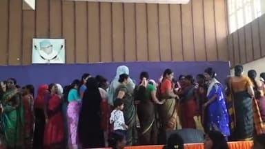 ಗದಗ: ನಗರದಲ್ಲಿ ಕಾಂಗ್ರೆಸ್'ನ ಗೃಹಲಕ್ಷ್ಮೀ ಯೋಜನೆಯ 2000 ರೂ ಸಹಾಯಧನ ಗ್ಯಾರಂಟಿ ಕಾರ್ಡ್ ಪಡೆಯಲು ಮುಗಿಬಿದ್ದ ಮಹಿಳೆಯರು