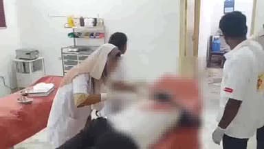 सिमडेगा: सिमडेगा नीचे बाजार के पास नशे में धुत व्यक्ति मोटरसाइकिल से गिर कर घायल इलाज हेतु लाया सदर अस्पताल