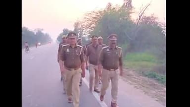 हमीरपुर: जनपद पुलिस ने पैदल गस्त कर चलाया जागरूकता अभियान, 17 वाहनों का किया ई-चालान