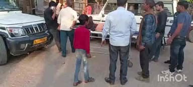 धौलपुर: पहाड़ी मरैना गांव के पास दो बाइकों में कार ने मारी टक्कर, 4 लोग घायल