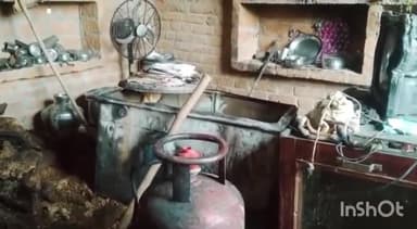 जालौन: मदारीपुर में सिलेंडर में आग लगने के कारण घर की गृहस्थी जलकर हुई खाक, प्रशासन ने मौके पर पहुंचकर मुआवजे का दिया आश्वासन