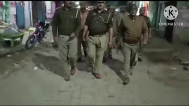 प्रतापगढ़: SP के आदेश पर दिलीपपुर एसओ ने जगह-जगह चौराहे और मोहल्ले पर किया पैदल गश्त, संदिग्ध लोगों की ली तलाशी