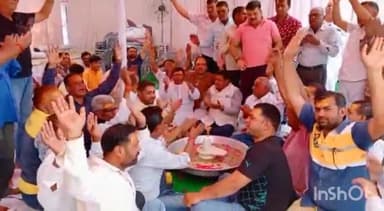 बीकानेर: जिला कलेक्ट्रेट के समक्ष चल रहे धरने में धरनार्थियों ने किया शिव का रुद्राभिषेक