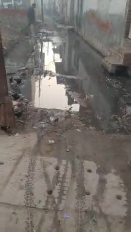 खुर्जा: के मोहल्ला खीर खानी में बड़ा गन्दगी का स्तर । खीर खानी में सड़के बनी तालाब । #nagarpalikakhurja #khurjasdm