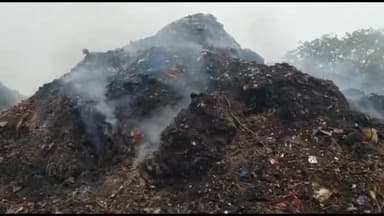 नवाबगंज: ककरिया स्थित कचरा निस्तारण प्लांट में इकट्ठा कूड़े में लगी भयंकर आग, धुएं से लोगों को हो रही परेशानी