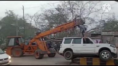 बिक्रमगंज: बिक्रमगंज नसरीगंज रोड पर यात्रियों से भरी स्कॉर्पियो डिवाइडर से टकराई, बाल-बाल बचे यात्री