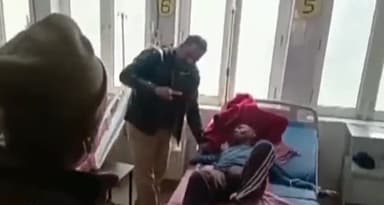 मुरादाबाद: जिला अस्पताल में एक कैदी ने सिपाही पर अचानक हमला कर दांत से उंगली चबा डाली