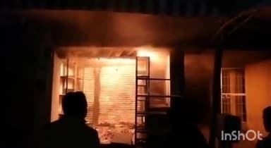 उरई: उरई शहर में अज्ञात कारणों के चलते दो दुकानों में लगी भीषण आग 10 लाख रुपए का सामान जलकर हुआ खाक।