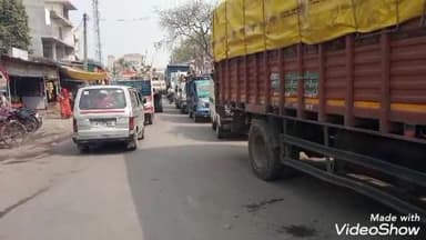 मुराई बाग चौराहे के चारो तरफ लग जाता है भयंकर जाम पुलिसकर्मी खड़े होकर देखते तमासा