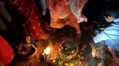 गरखा: महाशिवरात्रि के मौके पर बीबीपुर शिव मंदिर में जलाभिषेक करने पहुंचे श्रद्धालु